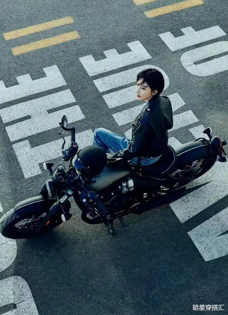张俪春日骑机车随拍,穿机车皮衣配牛仔裤,酷飒时尚