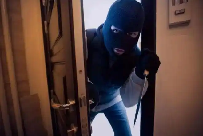 一个蒙面男子拿着水果刀,正站在她的对面.可是并没有听到女儿的回复.