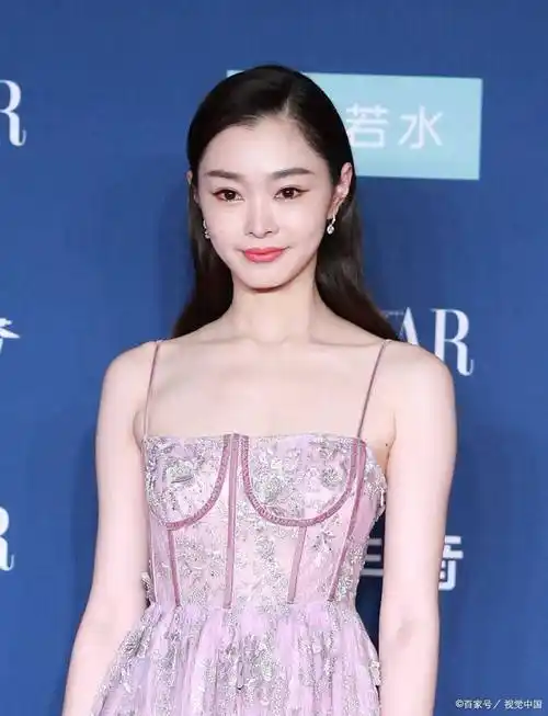 宋轶穿着休闲与母亲一同出行_明星_婚姻_信息