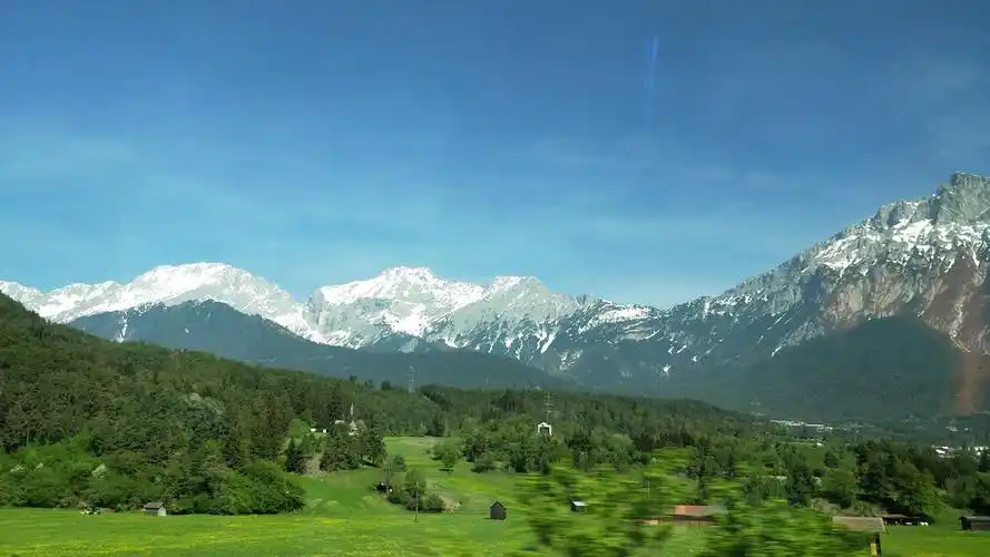 景色十分迷人,是世界著名的风景区和旅游胜地,被世人称为大自然的宫殿