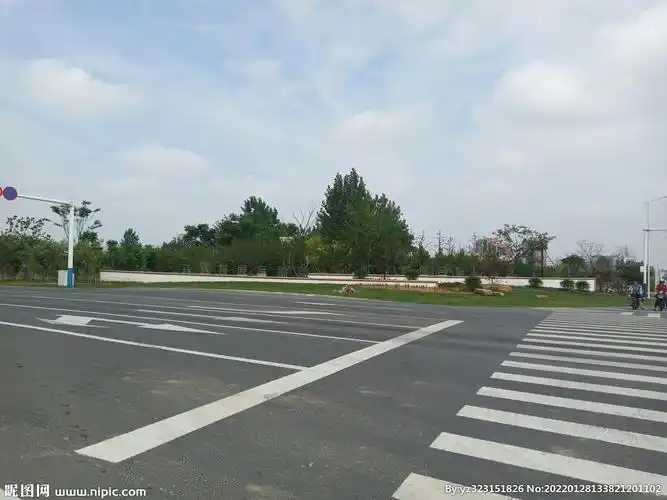 jpg颜色:rgb100共享分关 键 词:斑马线 街景 马路 十字路口 城市风景