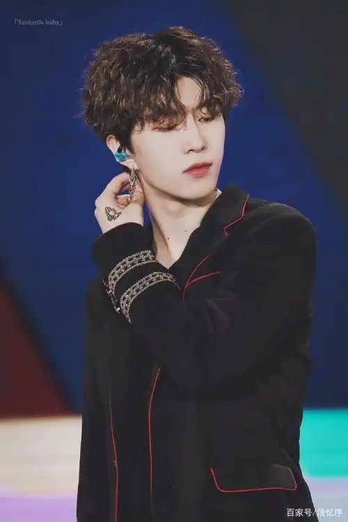 范丞丞渐变蓝发色,撞色工作人员头套,染发合集超帅气