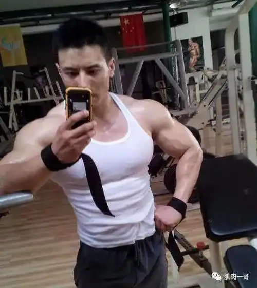 37岁肌肉大佬拍性感写真走红,这肉体太撩了