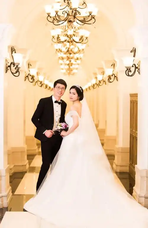 新 谨定于 二〇一七 年 二月 二 日 10:00 农历大年初六 举行结婚典礼