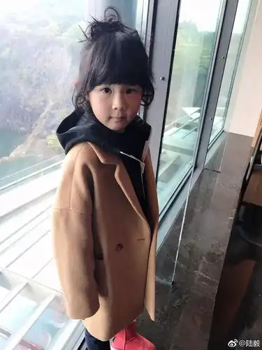 组图陆毅女儿贝儿玩手机小叶子翻白眼姐妹俩像到分不清