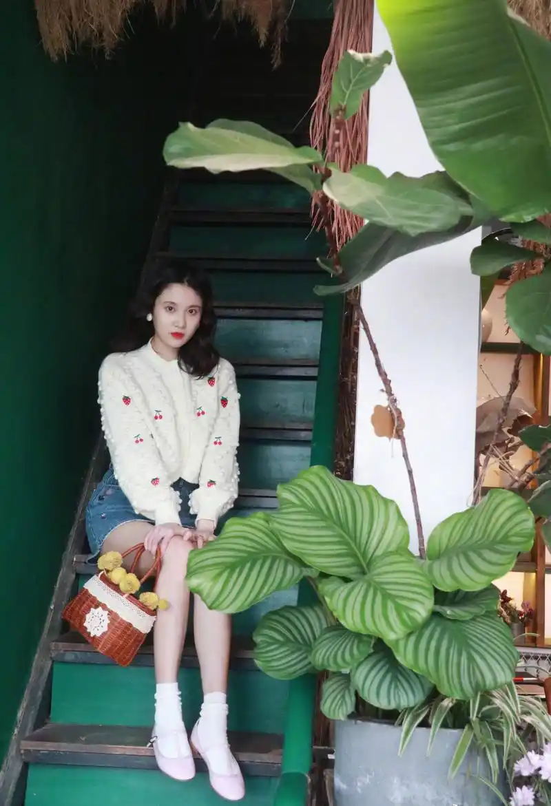 张慧雯牛仔短裤美腿甜美生活照