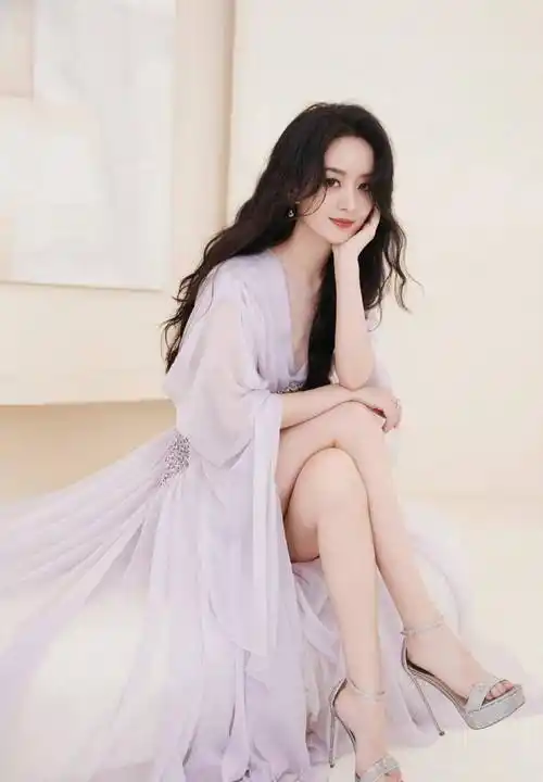 赵丽颖这身高定没浪费,穿薄纱礼服裙直播太明智,浪漫甜美有仙气_颖宝
