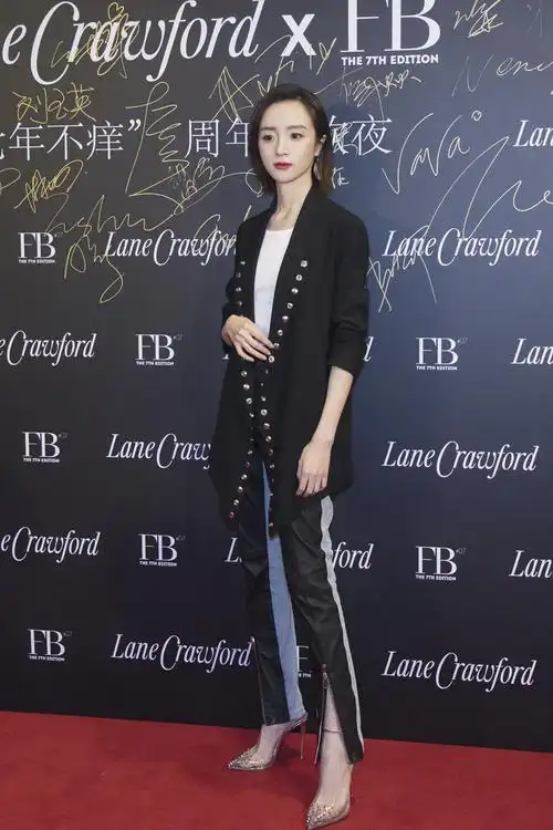 卫衣&半裙:alice   olivia/鞋子:私物/配饰:joom lim 胡冰卿一改往日