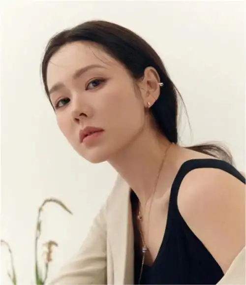 孙艺珍拍春日大片被质疑整容鼻子假体感明显双眼皮太深不自然