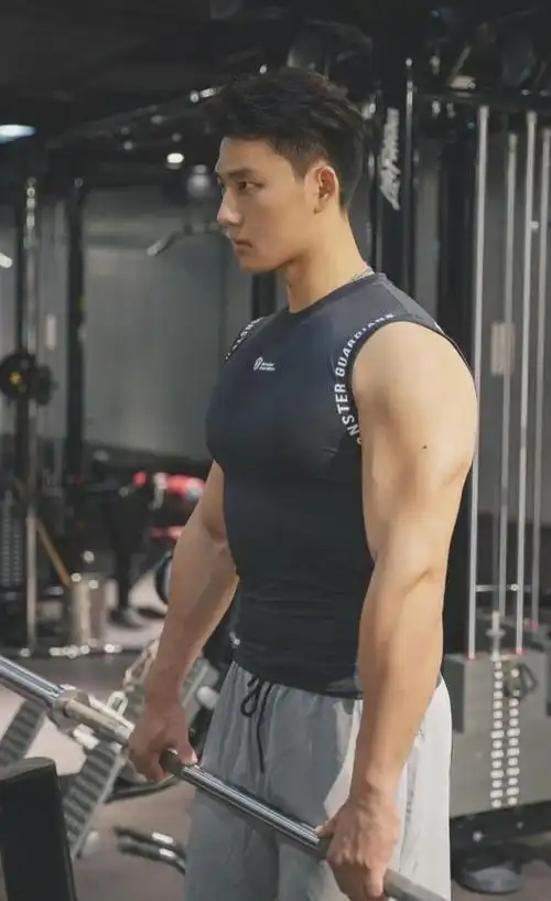 地铁上的肌肉运动男火了胸肌撑爆白衬衫神仙身材被肖一遣拍过