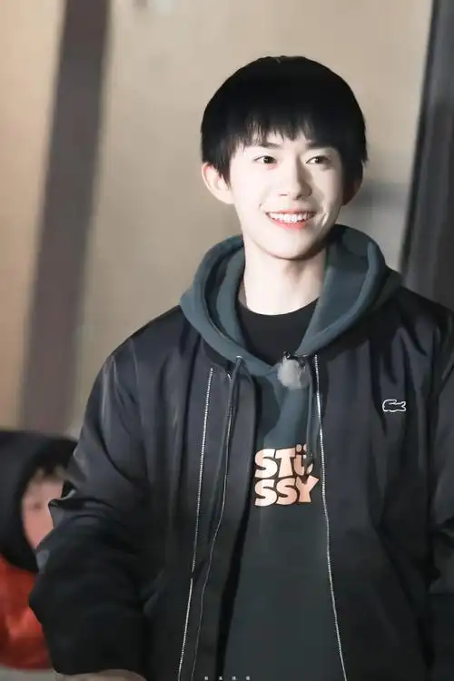 易烊千玺葭月廿二历胜景