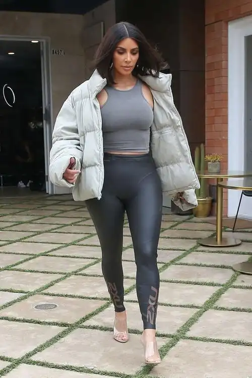 金卡戴珊kimkardashian在calabasas外出的街拍