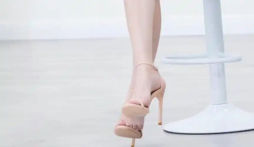 佟丽娅一字带高跟鞋