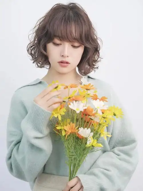 短发女生烫发蛋卷头圆脸发型推荐