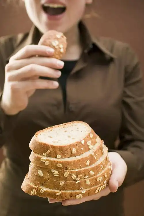 点心,面包,西方人,脸,头,脸颊,手,一个人,站,吃,竖图,室内,特写,白天