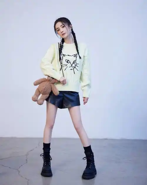 原创杨幂最新私服穿搭米色毛衣搭配黑色短裤漫画腿太吸睛