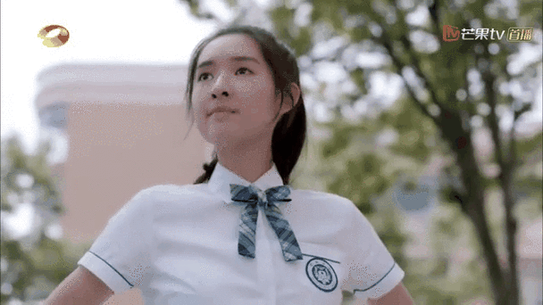 少年派:邓小琪娇生惯养,得知林妙妙此事后,不顾形象背她到宿舍