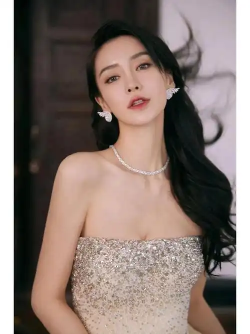 angelababy单手捞起大裙摆的瞬间很美,性感迷人的身材好看