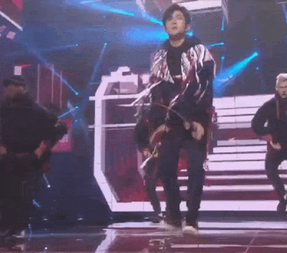 易烊千玺是舞台王者,全阶段招粉,雷佳音真心告白千玺