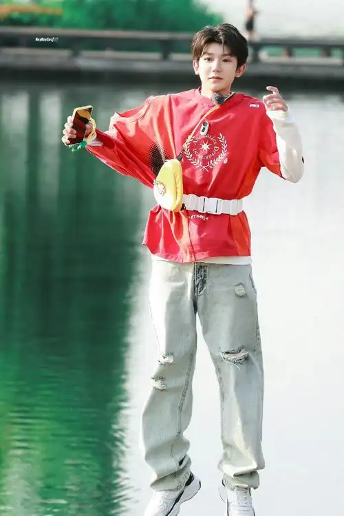 按艺人出道顺序排序##王源城市捉迷藏