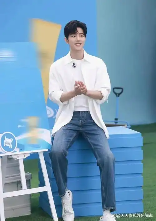 最近的直播中,肖战一如既往的白t恤,白衬衫加浅蓝色牛仔裤,小白鞋,清