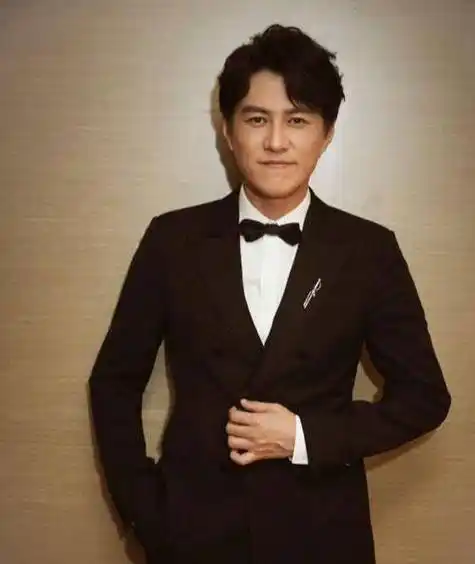 原创靳东真人到底长啥样看到年轻时的照片网友这脸是认真的