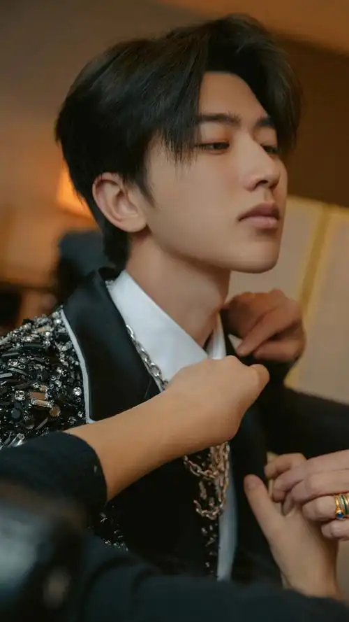 prada代言人蔡徐坤