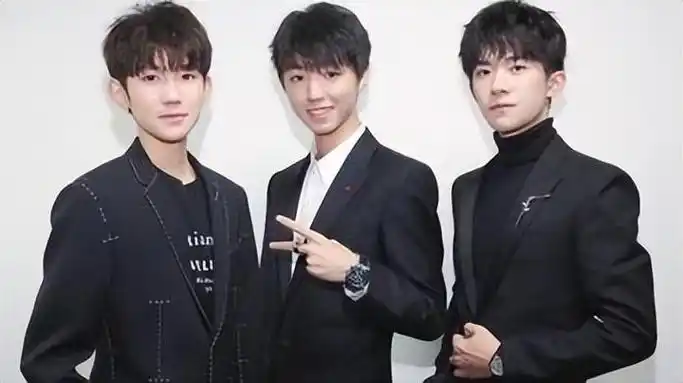 是他在2012年签约经纪公司时代峰峻,与王源,王俊凯成立的组合"tfboys"