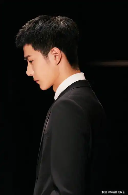 王一博参加央视晚会太迷人!寸头搭配西装一身正气,高级感满满