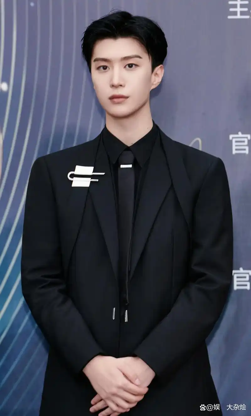 22岁范丞丞越来越帅了,穿黑色西装走红毯,绅士风度好抢眼
