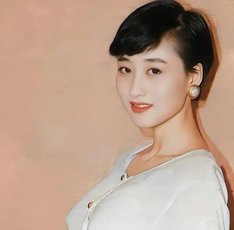 61岁利智罕现身,曾被誉为港圈第一女子,如今头发稀疏双颊下垂模样大变