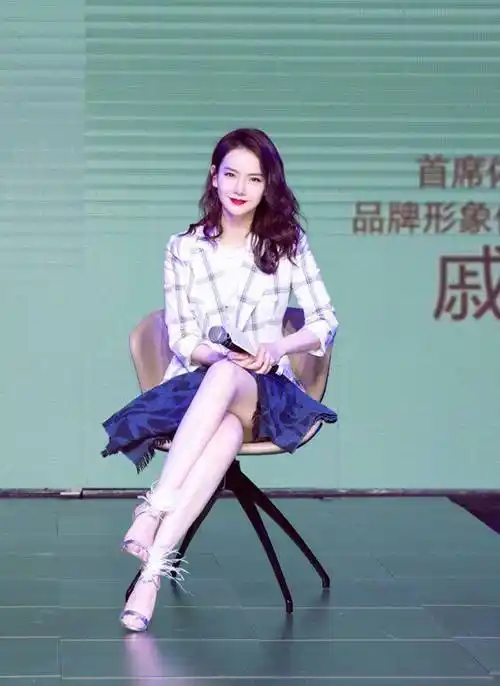 原创戚薇的腿为啥又细又直看她的坐姿就知道了大象腿现在学还不晚