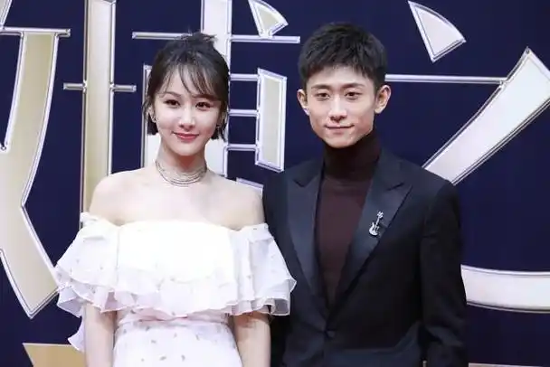 杨紫张一山同框挺带感一字肩花裙温柔甜美气质越来越好了