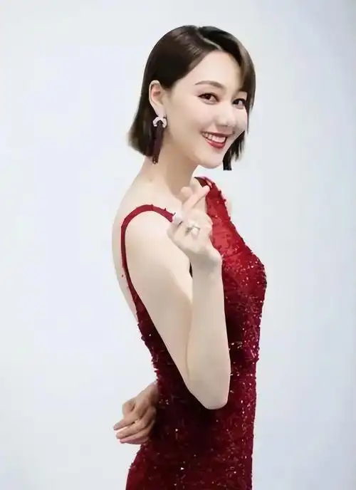 央视主持人王冠:和曹可凡传绯闻,两次从央视消失,38岁仍未婚