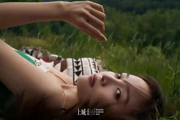 吴宣仪漫步在绿色盎然的树林中,寻找一份宁静,让心绪沉淀_大自然_灵魂