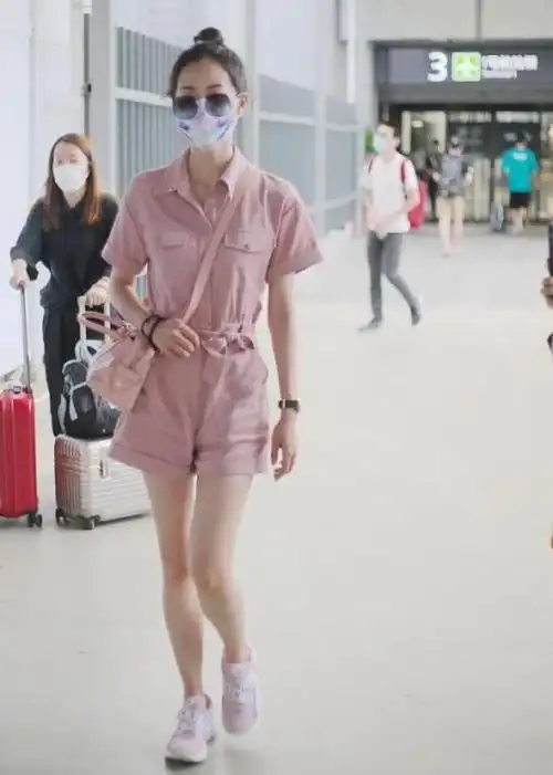 韩雪的身上有女强人气质穿t恤配短裤也能看出气场身材也高级