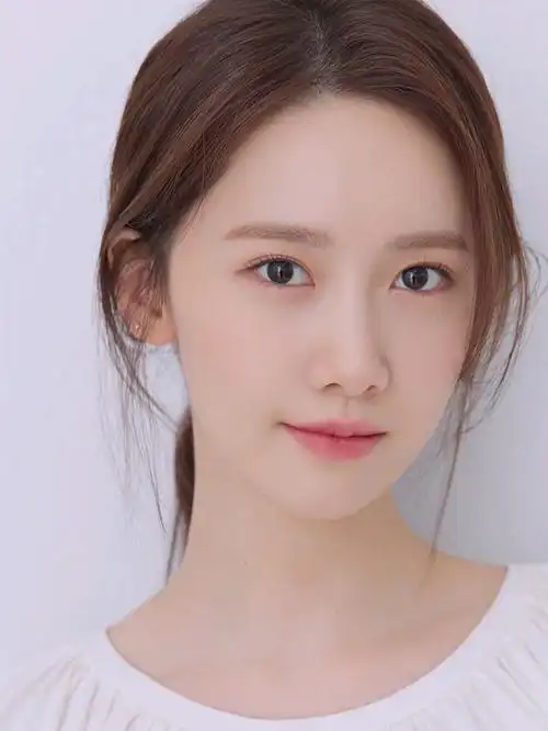 林允儿不仅长相非常出众,整体状态也非常能打,不过就算是神颜在颜值上