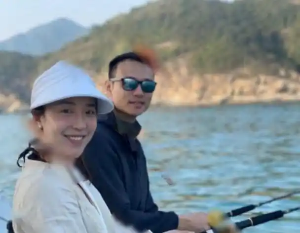 主要是想从侧面透露霍启文与前女友王秀琳已经正式分手,毕竟此前他与