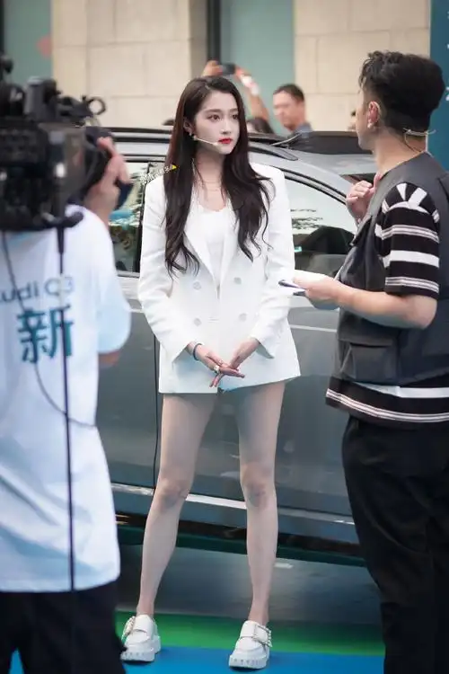 关晓彤晒新随拍#关晓彤高清图集4p,就是想给你们看看彤姐的大长腿00