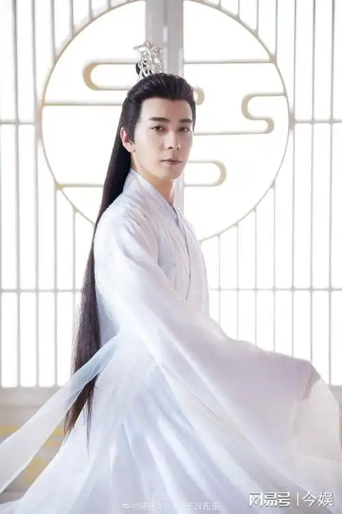 不太适合陈星旭,他虽然靠着演技撑起了角色,但网友认为他没有「仙气」