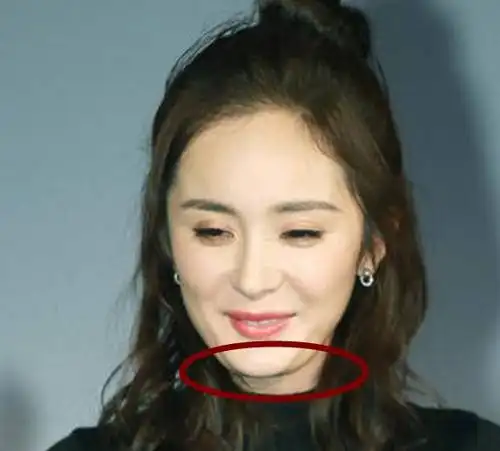 杨幂不仅是个"方脑壳"还有双下巴,真的好担心这张脸"塌方"了