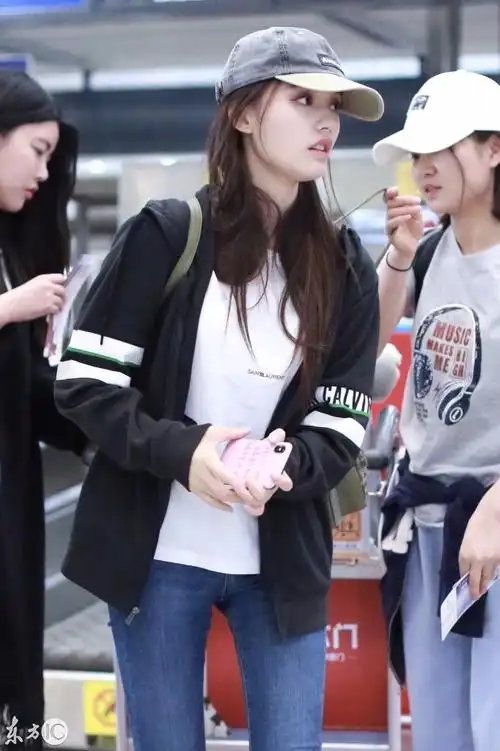 林允穿黑色卫衣搭配破洞牛仔裤现身机场,笑起来有小酒窝好可爱!