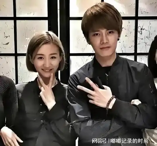 任嘉伦兰贺绯闻风波升级两人过往合照被扒朋友圈互动显暧昧