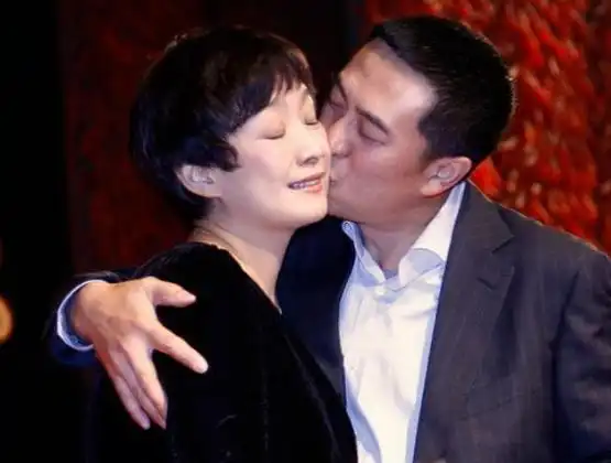 张嘉译夫妻同框像母子!他一脸痴汉笑