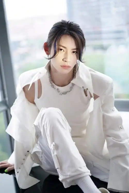 小鬼蓝色挑染发型##小鬼纯白造型