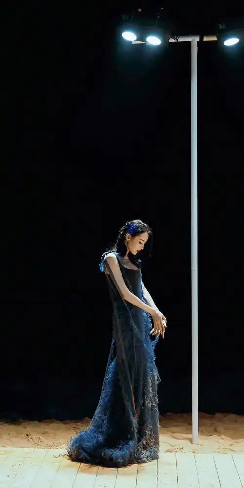 迪丽热巴蓝色妖姬造型,身材凹凸有致,婀娜多姿