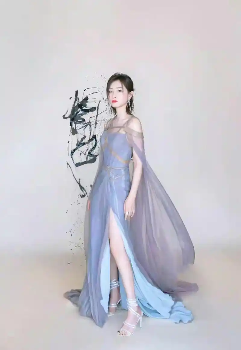 明星俏佳人:万茜高跟美脚