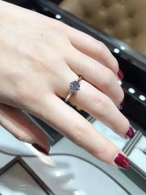 1克拉六爪小经典款钻戒,上手效果