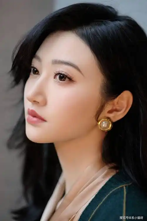 景甜穿皮裙秀纤细美腿,大眼明亮魅力无限