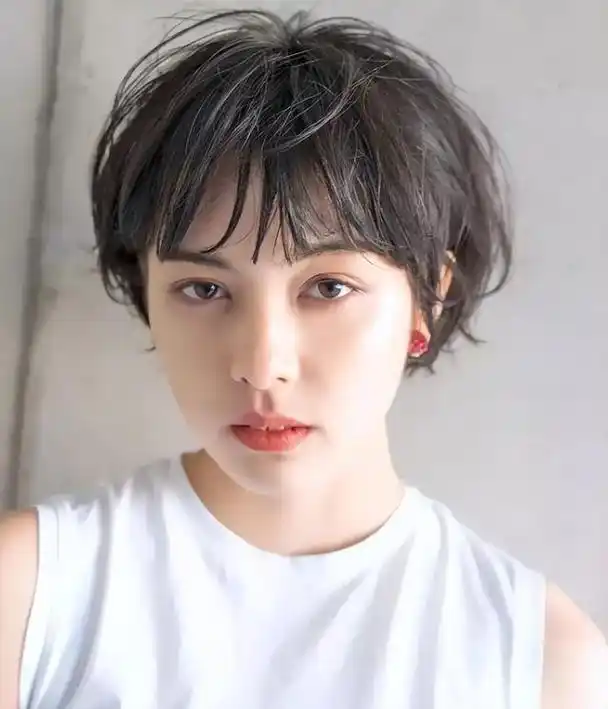 "大脸"的女生,做发型要避免下面几种,不但拉低气质还显胖